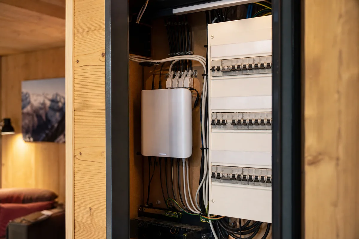 Box domotique et tableau électrique dans la gaine technique d&rsquo;un logement