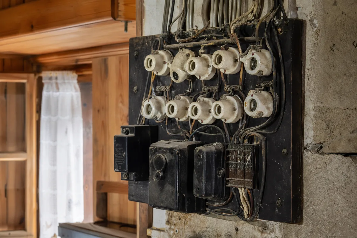 Tableau électrique ancien à fusibles à broches dans une maison de Haute-Savoie